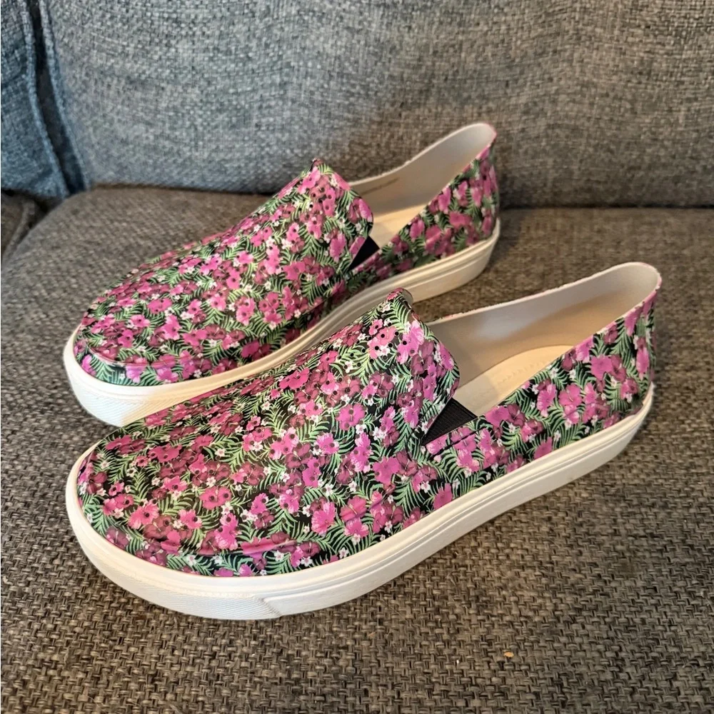 Like New Crocs Citilane Roka Graphic Slip-Ons in Floral - Picture 2 of 9